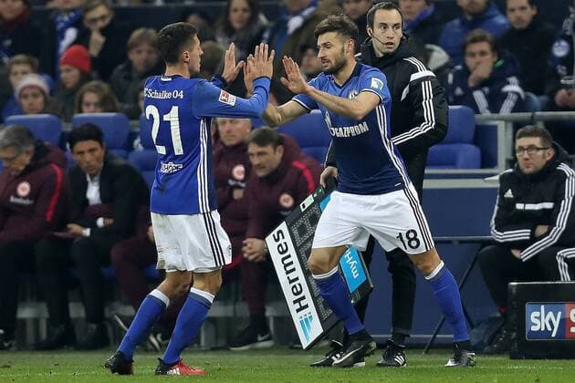 xuhjbGelsenkirchen, Veltins Arena, 27.01.17, 1. Bundesliga - 18. Spieltag - FC Schalke 04 - Eintracht Frankfurt Bild: Alessandro Schöpf (Schalke 04) geht für Daniel Caligiuri (Schalke) vom Platz Gelsenkirchen