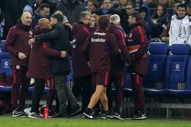 xuhjbGelsenkirchen, Veltins Arena, 27.01.17, 1. Bundesliga - 18. Spieltag - FC Schalke 04 - Eintracht Frankfurt Bild: Jubel auf der Frankfurter Bank Gelsenkirchen