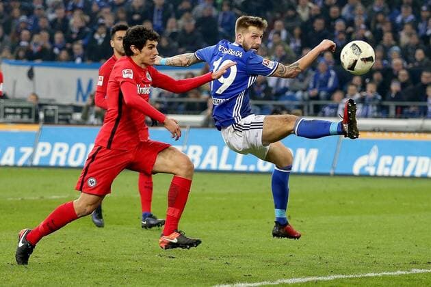 xuhjbGelsenkirchen, Veltins Arena, 27.01.17, 1. Bundesliga - 18. Spieltag - FC Schalke 04 - Eintracht Frankfurt Bild: Im Zweikampf von links Jesus Vallejo (Frankfurt) und Guido Burgstaller (Schalke 04) Gelsenkirchen