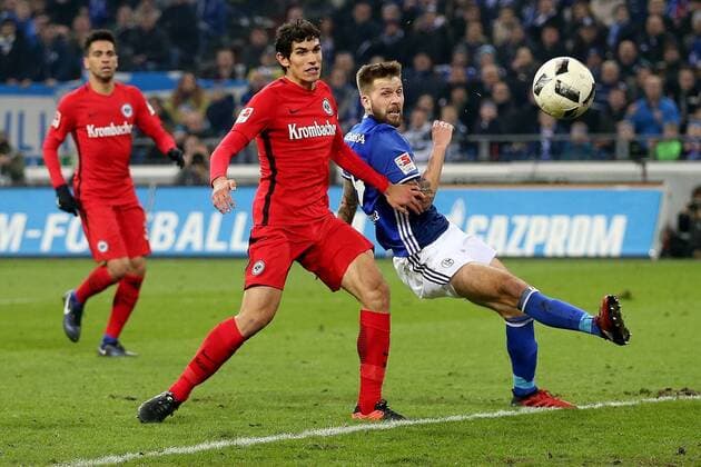 xuhjbGelsenkirchen, Veltins Arena, 27.01.17, 1. Bundesliga - 18. Spieltag - FC Schalke 04 - Eintracht Frankfurt Bild: Im Zweikampf von links Jesus Vallejo (Frankfurt) und Guido Burgstaller (Schalke 04) Gelsenkirchen
