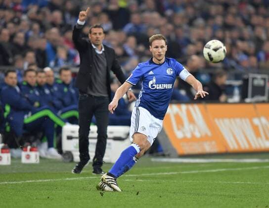 27.01.2017, Fussball GER, 1. Bundesliga Saison 2016 2017, 18. Spieltag, FC Schalke 04 - Eintracht Frankfurt 0:1, Benedikt Hoewedes, Benedikt Höwedes (Schalke 04), hinten Trainer Markus Weinzierl (FC Schalke 04)