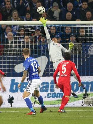 27.01.2017, Fussball GER, 1. Bundesliga Saison 2016 2017, 18. Spieltag, FC Schalke 04 - Eintracht Frankfurt 0:1, Torwart Heinz Lindner (Eintracht Frankfurt) pariert einen Kopfball von Guido Burgstaller (Schalke 04), li.