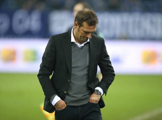 Bilder des Tages - SPORT 27.01.2017, Fussball GER, 1. Bundesliga Saison 2016 2017, 18. Spieltag, FC Schalke 04 - Eintracht Frankfurt 0:1, Trainer Markus Weinzierl (FC Schalke 04) schaut auf seine Uhr