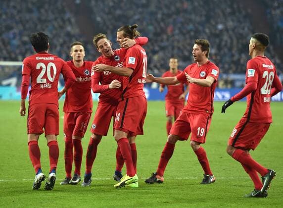 27.01.2017, Fussball GER, 1. Bundesliga Saison 2016 2017, 18. Spieltag, FC Schalke 04 - Eintracht Frankfurt 0:1, Torschuetze Alexander Meier (Eintracht Frankfurt), mi., wird von seinen Mitspielern gefeiert