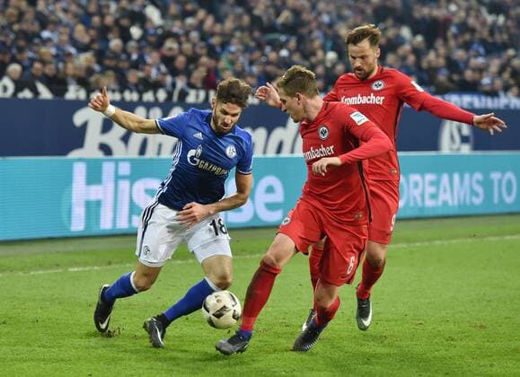 27.01.2017, Fussball GER, 1. Bundesliga Saison 2016 2017, 18. Spieltag, FC Schalke 04 - Eintracht Frankfurt 0:1, Daniel Caligiuri (FC Schalke 04), li., gegen Bastian Oczipka (Eintracht Frankfurt) und Haris Seferovic (Eintracht Frankfurt)