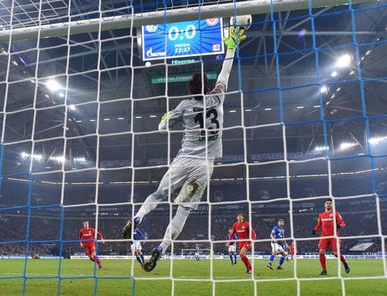 27.01.2017, Fussball GER, 1. Bundesliga Saison 2016 2017, 18. Spieltag, FC Schalke 04 - Eintracht Frankfurt 0:1, Torwart Heinz Lindner (Eintracht Frankfurt) pariert einen Kopfball von Guido Burgstaller (Schalke 04), 2. v.re.