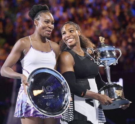 Serena Williams wins Australian Open title Serena Williams (R) and Venus Williams of the United States attend an award ceremony following their Australian Open women s singles final in Melbourne on Jan. 28, 2017, in which Serena beat her older sister 6-4, 6-4. The Williams sisters last met in a Grand Slam final at the 2009 Wimbledon Championships. 