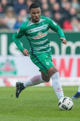 Deutschland, Bremen ,Weser Stadion, Fussball, 1. Bundesliga, Saison 2016 2017 , SV Werder Bremen - FC Bayern München,Serge Gnabry(werder)am Ball