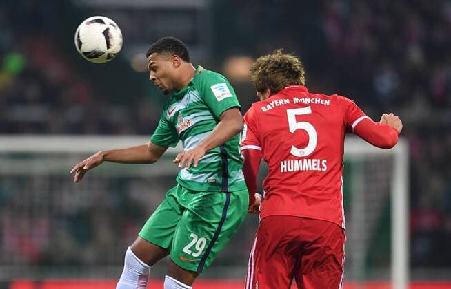 FUSSBALL 1. BUNDESLIGA 18. SPIELTAG SAISON 2016 2017 SV Werder Bremen - FC Bayern Muenchen 28.01.2017 Serge Gnabry (li, SV Werder Bremen) gegen Mats Hummels (re, FC Bayern Muenchen) 