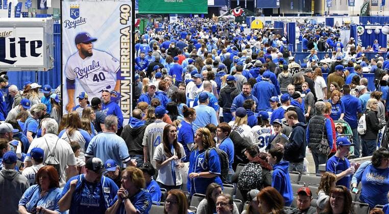 Bilder des Tages - SPORT January 28, 2017 - Kansas City, MO, USA - Crowds make their way through the Kansas City Royals FanFest at Bartle Hall in Kansas City, Mo., on Saturday, Jan. 28, 2017. Kansas City Royals FanFest - ZUMAm67_ 20170128_zaf_m67_001 Copyright: xJohnxSleezerx