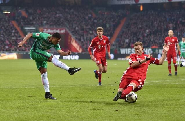 28.01.2017, Fussball GER, 1. Bundesliga Saison 2016 2017, 18. Spieltag, SV Werder Bremen - FC Bayern Muenchen, Serge Gnabry (Werder Bremen), li., gegen Joshua Kimmich (Bayern Muenchen)
