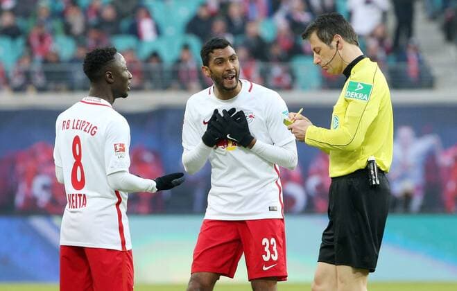 RB Leipzig - Hoffenheim Fussball 1.Bundesliga Leipzig, 28.01.2017, Red Bull Arena, Fussball, GER, 1.BL, 18.Spieltag , RB Leipzig vs. TSG 1899 Hoffenheim 2:1 (1:1) , Im Bild, v.l.: Naby Keita (RB Leipzig), Marvin Compper (RB Leipzig) und Schiedsrichter Wolfgang Stark (Landshut). ,