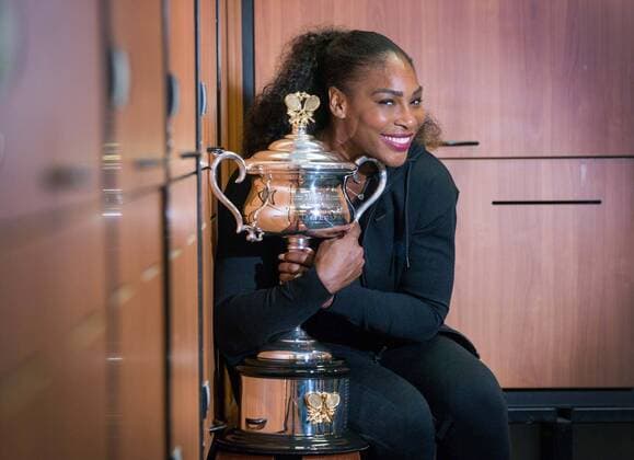 Australian Open, Serena Williams Fotoshooting mit Pokal in der Umkleidekabine von Melbourne (170129) -- MELBOURNE, Jan. 28, 2017 -- Serena Williams of the United States poses with the trophy in the locker room after winning the women s singles final match against her sister Venus Williams at the Australian Open tennis championships in Melbourne, Australia, Jan. 28, 2017. Serena Williams won 2-0. ) (SP)AUSTRALIA-MELBOURNE-TENNIS-AUSTRALIAN OPEN TennisxAustralia 