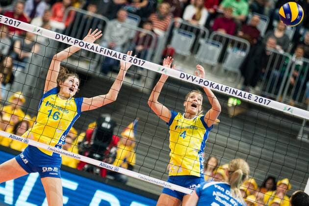 Block Doppelblock Marie Schoelzel Schölzel (16 SSC) und Maren Brinker (4 SSC); DVV-Pokalfinale, SAP-Arena Mannheim Deutschland, 29.01.2017; Partie: SSC Palmberg Schwerin vs Allianz MTV Stuttgart; Foto:Wuechner Eibner-Pressefoto Mannheim Copyright: xWuechnerx xEibner-Pressefotox EP_nwr