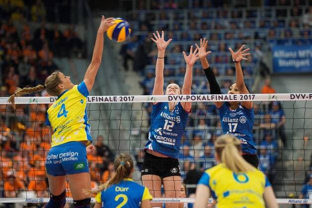Mannheim, Deutschland, 29.01.2017: Volleyball DVV Pokal Saison 2016 2017 - DVV Pokalfinale - SSC Palmberg Schwerin - MTV Stuttgart. Maren Brinker (Schwerin 4) gegen den Block aus Deborah van Daelen (Stuttgart 12) und Nia Grant (Stuttgart 17)