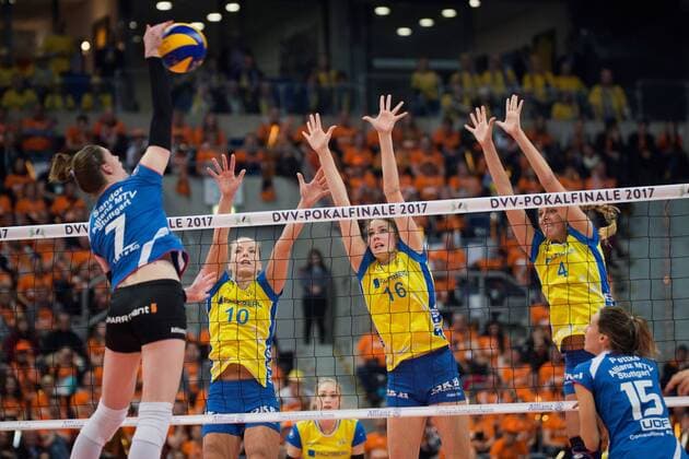 Mannheim, Deutschland, 29.01.2017: Volleyball DVV Pokal Saison 2016 2017 - DVV Pokalfinale - SSC Palmberg Schwerin - MTV Stuttgart. Renata Sandor (Stuttgart 7) gegen den Block aus Denise Hanke (Schwerin 10), Marie Schölzel Schoelzel (Schwerin 16) und Maren Brinker (Schwerin 4)