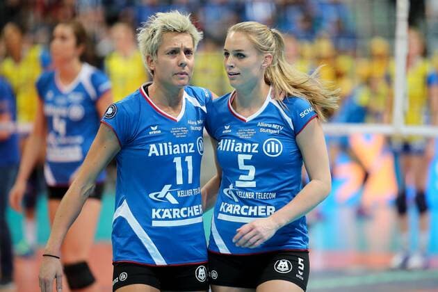 v.li.: Karmen Kocar (Kiki Kocar, MTV, 11) und die wiedergenesene Kim Renkema (Kapitänin, MTV, 5), Volleyball, DVV Pokal Finale 2017 Frauen, Schweriner SC - MTV Stuttgart, xozx