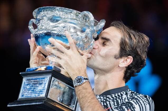 Roger Federer gewinnt die Australian Open (170129) -- MELBOURNE, Jan. 29, 2017 -- Roger Federer of Switzerland kisses his trophy during the awarding ceremony for the men s singles event at the Australian Open tennis championships in Melbourne, Australia, Jan. 29, 2017. Roger Federer claimed the title by 3-2. ) (SP)AUSTRALIA-MELBOURNE-TENNIS-AUSTRALIAN OPEN-MEN S SINGLES FINAL ZhuxHongye 