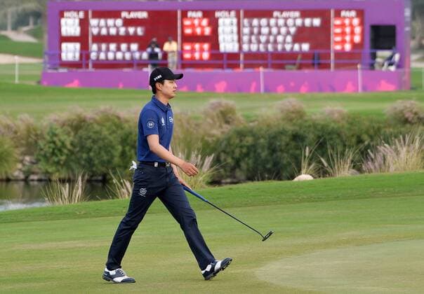 (170129) -- DOHA, Jan. 28, 2017 -- Wang Jeunghun of South Korea walks towards the 18th green during the third day match at Qatar Masters at the Doha Golf Club in Doha, capital of Qatar, on January 28, 2017. ) (SP)QATAR-DOHA-GOLF-QATAR MASTERS-DAY 3 Nikku 