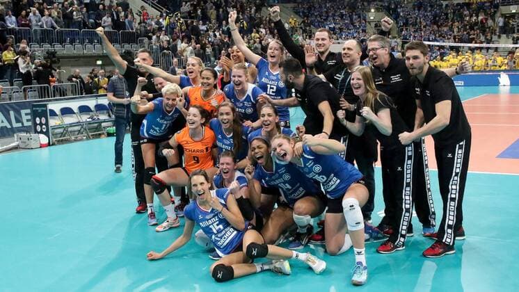 Volleyball, Pokalfinale Damen, Allianz MTV Stuttgart Pokalsieger Spielerinnen von Allianz MTV Stuttgart bejubeln den Pokalsieg, jubeln über den Sieg, Jubel, Freude, Sieger, Gewinner, Pokalsieger 2017, celebration, optimistisch, Action, Aktion, Teamfoto, Mannschaftsfoto, Volleyball, DVV Pokal Finale 2017 Frauen, Schweriner SC - MTV Stuttgart, xozx