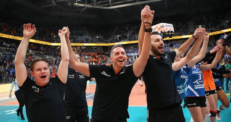Mannheim Volleyball DVV-Pokalfinale 2017, SSC Palmberg Schwerin vs. Allianz MTV Stuttgart, v.l. Andreas Bühler, Trainer Guillermo Naranjo Hernandez und Co-Trainer Giannis Athanasopolous (MTV) feiern den Sieg