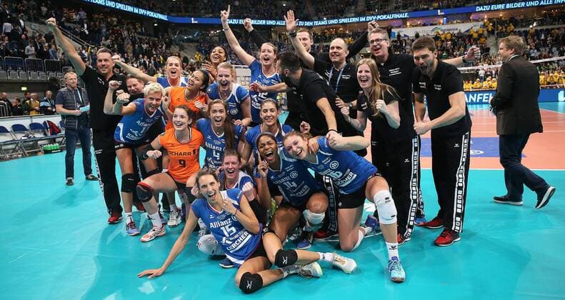 Mannheim Volleyball DVV-Pokalfinale 2017, SSC Palmberg Schwerin vs. Allianz MTV Stuttgart, Stuttgarter Jubel über den Sieg