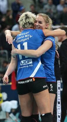 Mannheim Volleyball DVV-Pokalfinale 2017, SSC Palmberg Schwerin vs. Allianz MTV Stuttgart, Kim Renkema (MTV, rechts) umarmt Karmen Kocar (MTV)