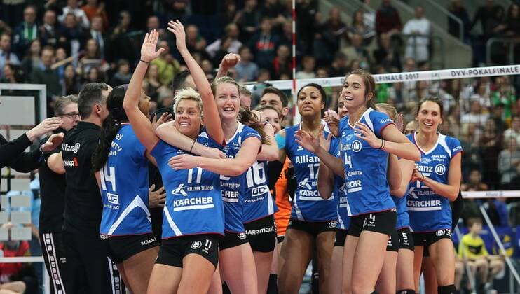Mannheim Volleyball DVV-Pokalfinale 2017, SSC Palmberg Schwerin vs. Allianz MTV Stuttgart, Stuttgarter Jubel, vorne Karmen Kocar, Deborah van Daelen, Nia Grant, Valerie Nichol