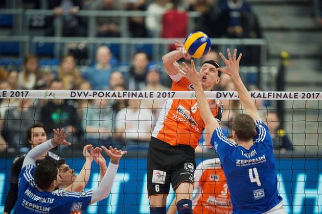 Mannheim, Deutschland, 29.01.2017: Volleyball DVV Pokal Saison 2016 2017 - DVV Pokalfinale - VfB Friedrichshafen - BR Volleys. Felix Fischer (BR Volleys 6) gegen den Block aus Andreas Takvam (Friedrichshafen 4)