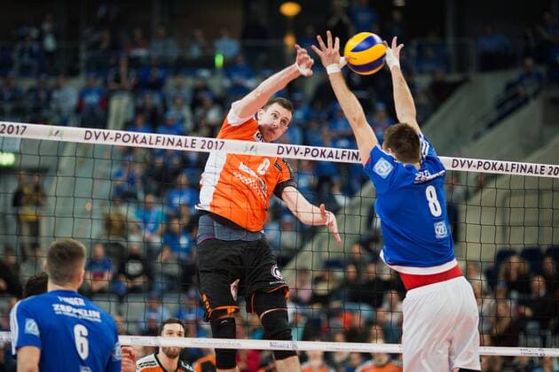 Mannheim, Deutschland, 29.01.2017: Volleyball DVV Pokal Saison 2016 2017 - DVV Pokalfinale - VfB Friedrichshafen - BR Volleys. Graham Vigrass (BR Volleys 8) gegen den Block aus Georg Klein (Friedrichshafen 8)