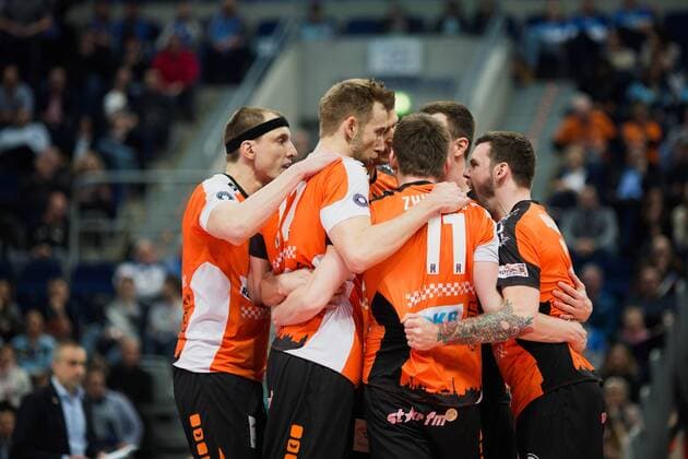 Mannheim, Deutschland, 29.01.2017: Volleyball DVV Pokal Saison 2016 2017 - DVV Pokalfinale - VfB Friedrichshafen - BR Volleys. Felix Fischer (BR Volleys 6), Paul Carroll (BR Volleys 12), Tsimafei Zhukouski (BR Volleys 11) und Steven Marshall (BR Volleys 2) jubeln