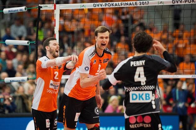 Mannheim, Deutschland, 29.01.2017: Volleyball DVV Pokal Saison 2016 2017 - DVV Pokalfinale - VfB Friedrichshafen - BR Volleys. Steven Marshall (BR Volleys 2), Robert Kromm (BR Volleys 3) und Luke Perry (BR Volleys 4) jubeln