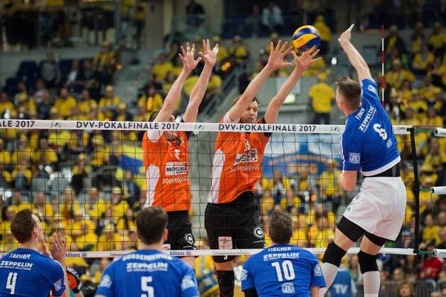 Mannheim, Deutschland, 29.01.2017: Volleyball DVV Pokal Saison 2016 2017 - DVV Pokalfinale - VfB Friedrichshafen - BR Volleys. Michal Finger (Friedrichshafen 6) gegen den Block aus Felix Fischer (BR Volleys 6) und Robert Kromm (BR Volleys 3)