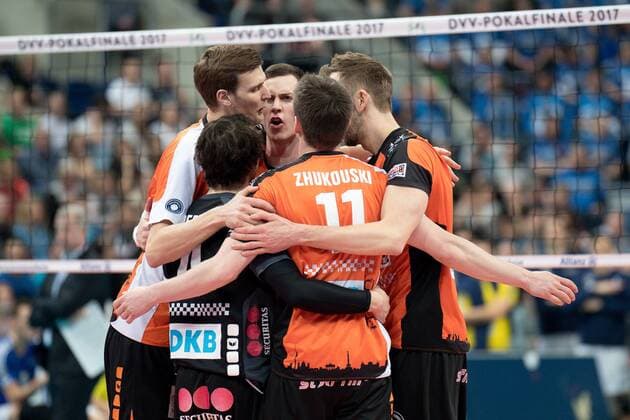 Spieler der Berlin Recycling Volleys (BR Volleys) jubeln über einen Punkt, Punktgewinn, Jubel, Freude, celebration, optimistisch, Action, Aktion, Volleyball, DVV Pokal Finale 2017 Männer, VfB Friedrichshafen - BR Volleys, xozx