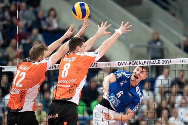 v.li.: Paul Carroll (BR Volleys, 12), Graham Vigrass (BR Volleys, 8), Michal Finger (VfB, 6), Angriff und Block am Netz, Volleyball, DVV Pokal Finale 2017 Männer, VfB Friedrichshafen - BR Volleys, xozx