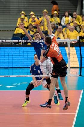 v.li.: David Sossenheimer (VfB, 5) Wouter ter Maat (BR Volleys, 16), Angriff und Block am Netz, Volleyball, DVV Pokal Finale 2017 Männer, VfB Friedrichshafen - BR Volleys, xozx