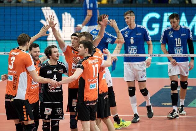 Spieler der Berlin Recycling Volleys (BR Volleys) jubeln über einen Punkt, Punktgewinn, Jubel, Freude, celebration, optimistisch, Action, Aktion, Volleyball, DVV Pokal Finale 2017 Männer, VfB Friedrichshafen - BR Volleys, xozx