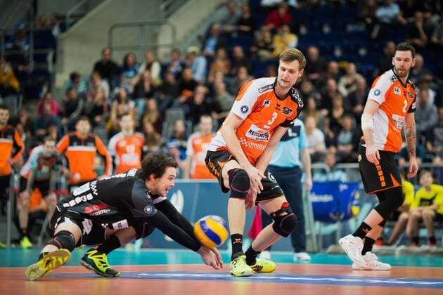 Mannheim, Deutschland, 29.01.2017: Volleyball DVV Pokal Saison 2016 2017 - DVV Pokalfinale - VfB Friedrichshafen - BR Volleys. Luke Perry (BR Volleys 4), Robert Kromm (BR Volleys 3)