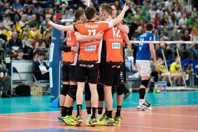 Spieler der Berlin Recycling Volleys (BR Volleys) jubeln über einen Punkt, Punktgewinn, Jubel, Freude, celebration, optimistisch, Action, Aktion, Volleyball, DVV Pokal Finale 2017 Männer, VfB Friedrichshafen - BR Volleys, xozx
