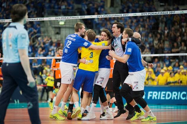 Mannheim, Deutschland, 29.01.2017: Volleyball DVV Pokal Saison 2016 2017 - DVV Pokalfinale - VfB Friedrichshafen - BR Volleys. Schlussjubel Friedrichshafen.