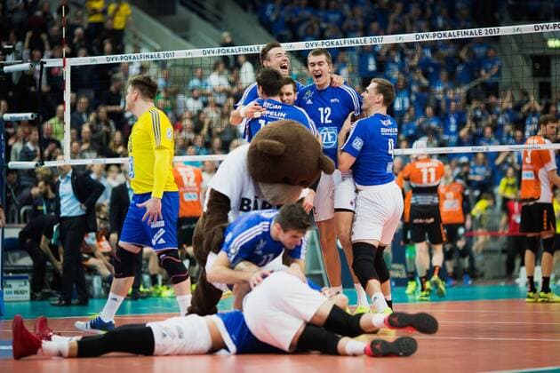 Mannheim, Deutschland, 29.01.2017: Volleyball DVV Pokal Saison 2016 2017 - DVV Pokalfinale - VfB Friedrichshafen - BR Volleys. Schlussjubel Friedrichshafen.