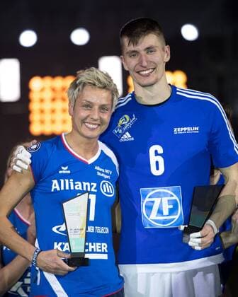 Themen der Woche - SPORT Bilder des Tages - SPORT v.li.: Die beiden MVP s Karmen Kocar (Kiki Kocar, MTV, 11) und Michal Finger (VfB, 6), MVP, Most Valuable Player, wertvollster Spieler, bester Spieler im Finale, Fanwahl, persönliche Auszeichnung, Volleyball, DVV Pokal Finale 2017, Siegerehrung, xozx
