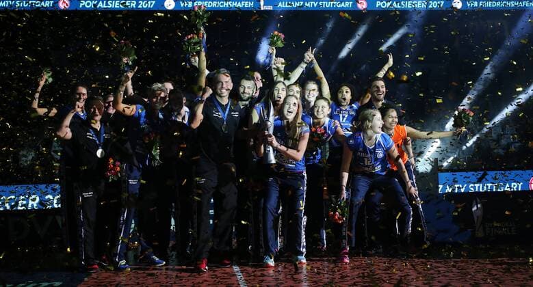 Volleyball, Pokalfinale Damen, Allianz MTV Stuttgart Pokalsieger Mannheim Volleyball DVV-Pokalfinale 2017, SSC Palmberg Schwerin vs. Allianz MTV Stuttgart, Siegerehrung, die Mannschaft der Allianz MTV Stuttgart feiert den Pokalsieg, Kim Renkema (MTV) mit Pokal