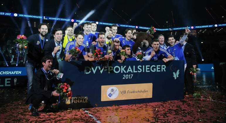 Mannheim Volleyball DVV-Pokalfinale 2017,VfB Friedrichshafen vs. Berlin Recycling Volleys, der VfB Friedrichshafen mit Pokal bei der Siegerehrung