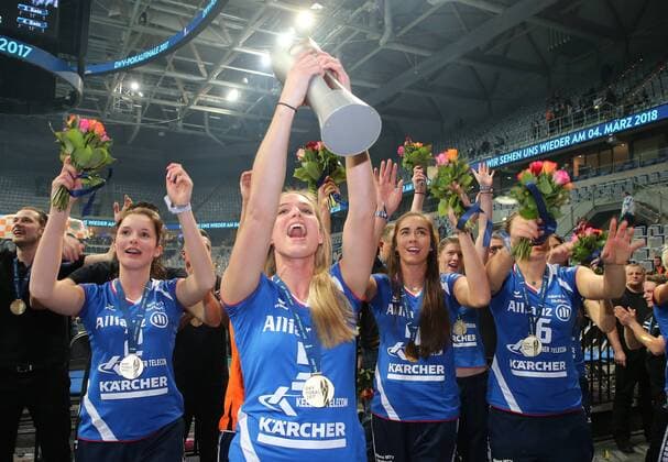Volleyball, Pokalfinale Damen, Allianz MTV Stuttgart Pokalsieger Mannheim Volleyball DVV-Pokalfinale 2017, SSC Palmberg Schwerin vs. Allianz MTV Stuttgart, Kim Renkema (MTV) mit Pokal
