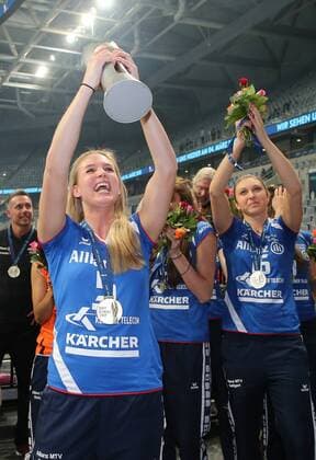 Volleyball, Pokalfinale Damen, Allianz MTV Stuttgart Pokalsieger Mannheim Volleyball DVV-Pokalfinale 2017, SSC Palmberg Schwerin vs. Allianz MTV Stuttgart, Kim Renkema (MTV) mit Pokal