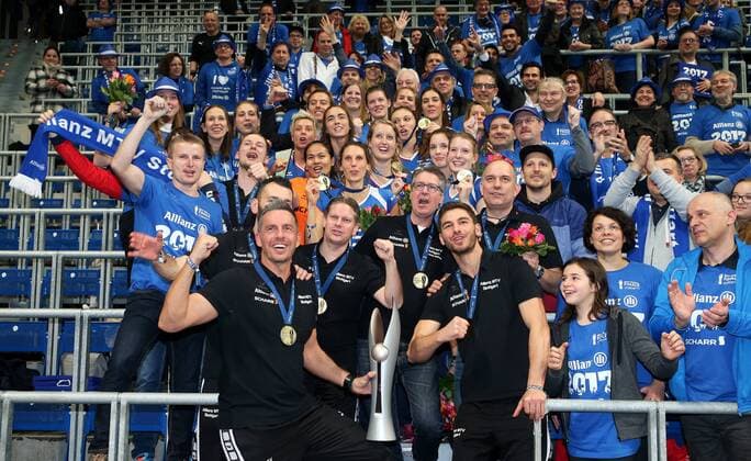 Volleyball, Pokalfinale Damen, Allianz MTV Stuttgart Pokalsieger Mannheim Volleyball DVV-Pokalfinale 2017, SSC Palmberg Schwerin vs. Allianz MTV Stuttgart, das Team der Allianz MTV Stuttgart mit ihren Fans, Trainer Guillermo Naranjo Hernandez (MTV) mit Pokal