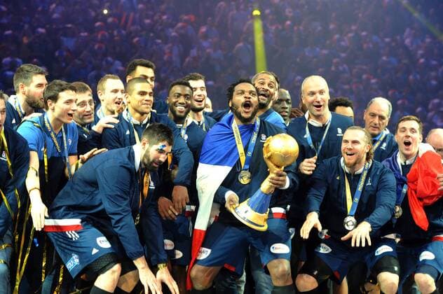 Handball, WM, Finale, Frankreich - Norwegen M‰nner Handball Weltmeisterschaft IHF 2017 Frankreich Paris, 29.1.2017 Accorhotels Arena Finale; Frankreich vs Norwegen 33 - 26 Weltmeister 2017 Frankreich CÉDRIC SORHAINDO, Frankreich mit Pokal