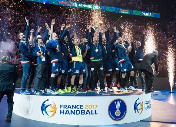 Handball, WM, Finale, Frankreich - Norwegen Siegerehrung: Die Mannschaft feiert mit dem Siegerpokal, Kapitaen Thierry Omeyer (16 FRA) mit dem Pokal. Frankreich gewinnt das Spiel mit 33-26 und ist Weltmeister 2017. Finale: Frankreich - Norwegen am 29.01.2017. Handball Weltmeisterschaft 2017 in Frankreich,