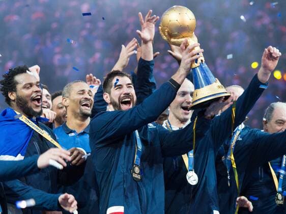 Handball, WM, Frankreich feiert 6. Weltmeister-Titel Siegerehrung: Die Mannschaft feiert mit dem Siegerpokal. vl: Cedric Sorhaindo (20 FRA), Cheftrainer Didier Dinart (FRA), Nikola Karabatic (13 FRA) mit dem Pokal und Torhueter Thierry Omeyer (16 FRA). Frankreich gewinnt das Spiel mit 33-26 und ist Weltmeister 2017. Finale: Frankreich - Norwegen am 29.01.2017. Handball Weltmeisterschaft 2017 in Frankreich,